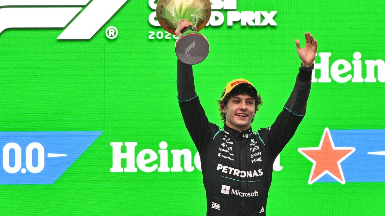 Kimi Antonelli, de Mercedes, tras ser el ganador del GP de China de la Fórmula 1 en 2026