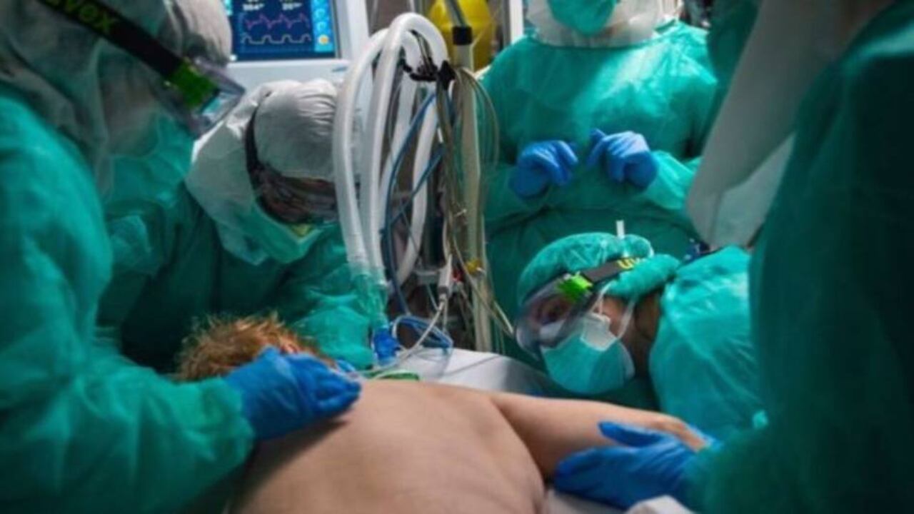 En marzo, la OMS recomendó acostar boca abajo a los enfermos de covid-19 que sufren del síndrome de dificultad respiratoria aguda (SDRA). Foto: Getty.