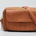 Bolso bandolera con cámara de piel de serpiente Karla
Precio: US$1.950