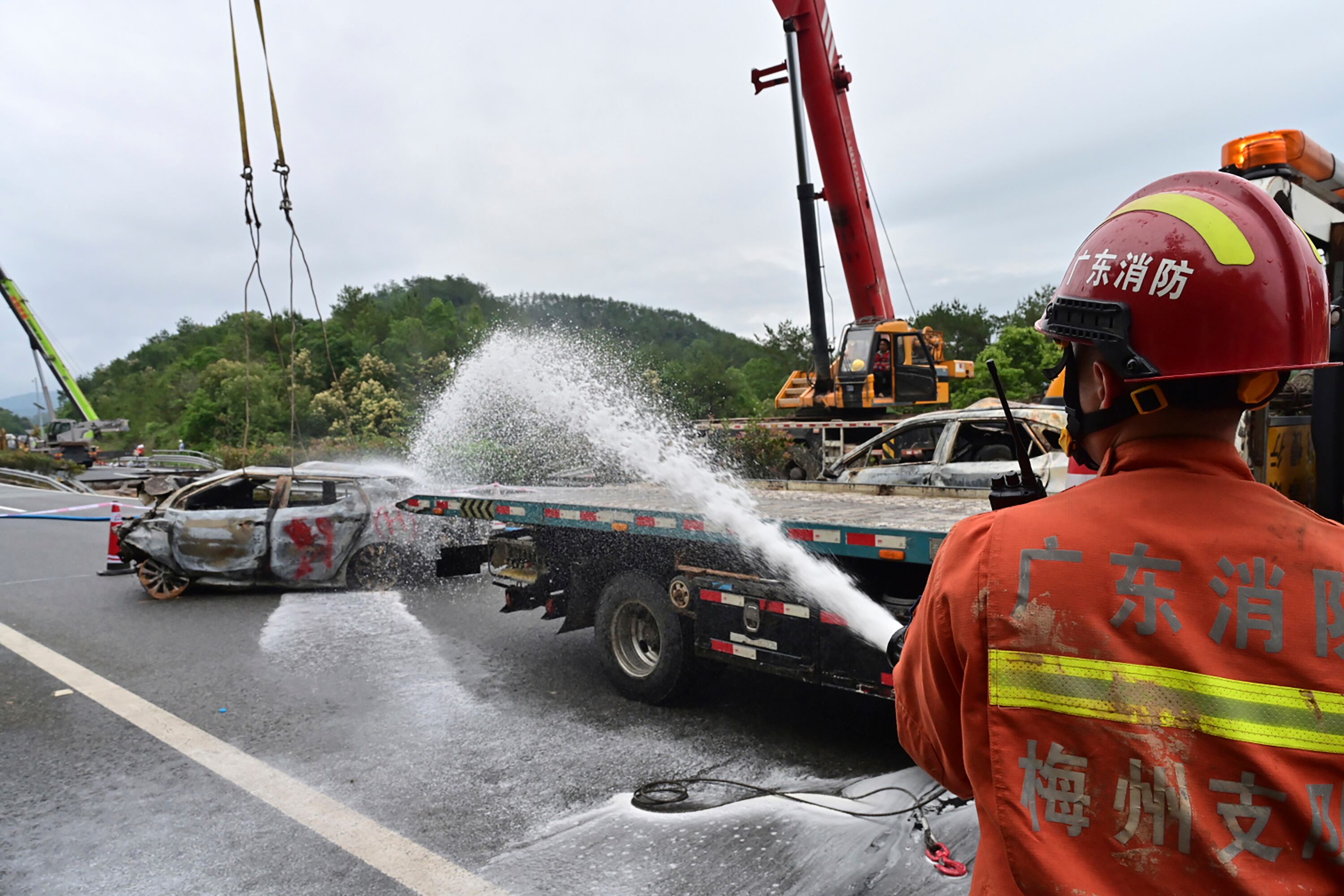 El número de muertos ha aumentado a medida que continúan los esfuerzos de búsqueda en el sur de China después de que un tramo de carretera se derrumbara en una zona montañosa, enviando a más de una docena de automóviles por una pendiente pronunciada.