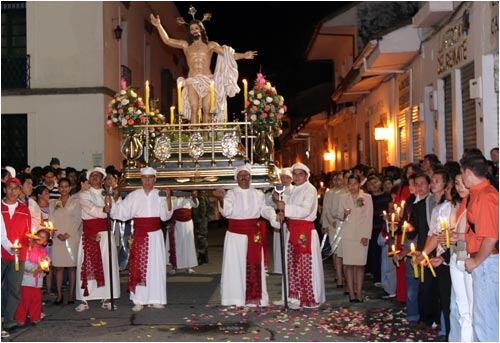 Cada paso es celosa y cuidadosamente armado y desarmado por el síndico y por sus propios cargueros.
