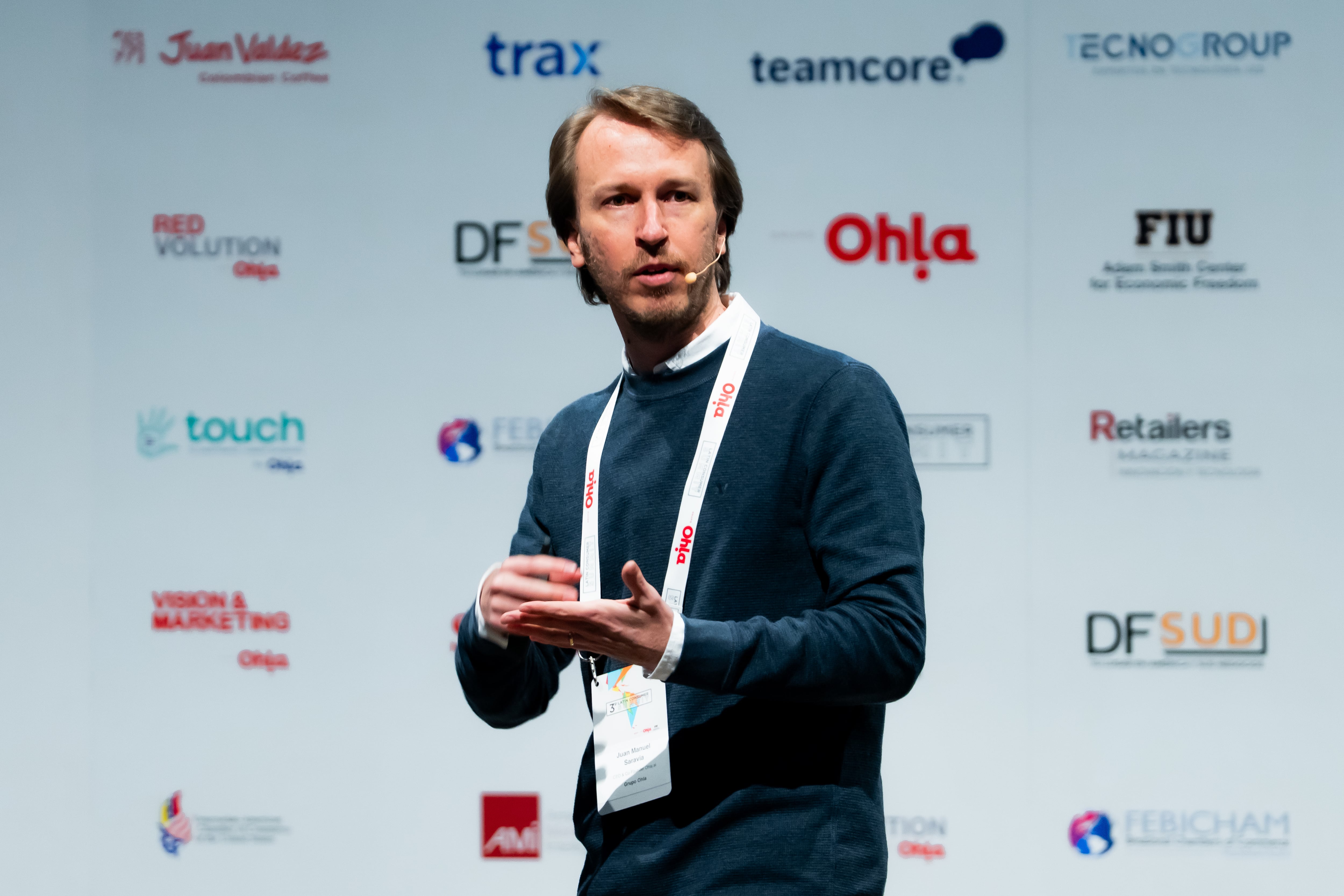 “No necesitan ayuda de nadie para sacar provecho a estas herramientas", dijo Saravia