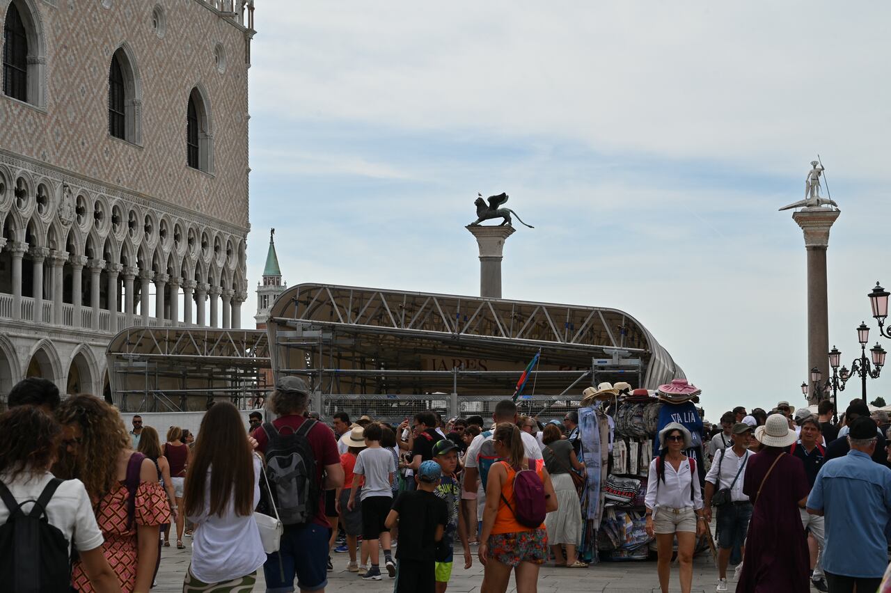Una vista tomada el 31 de julio de 2023 muestra la plaza de San Marcos en Venecia. Foto: AFP