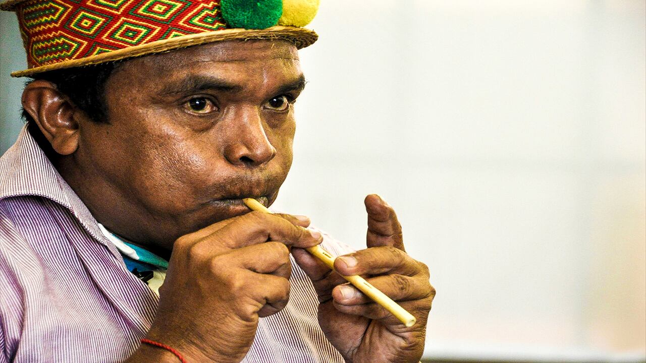 Joaquín toca massi, un instrumento tradicional de los Wayuu, en una presentación