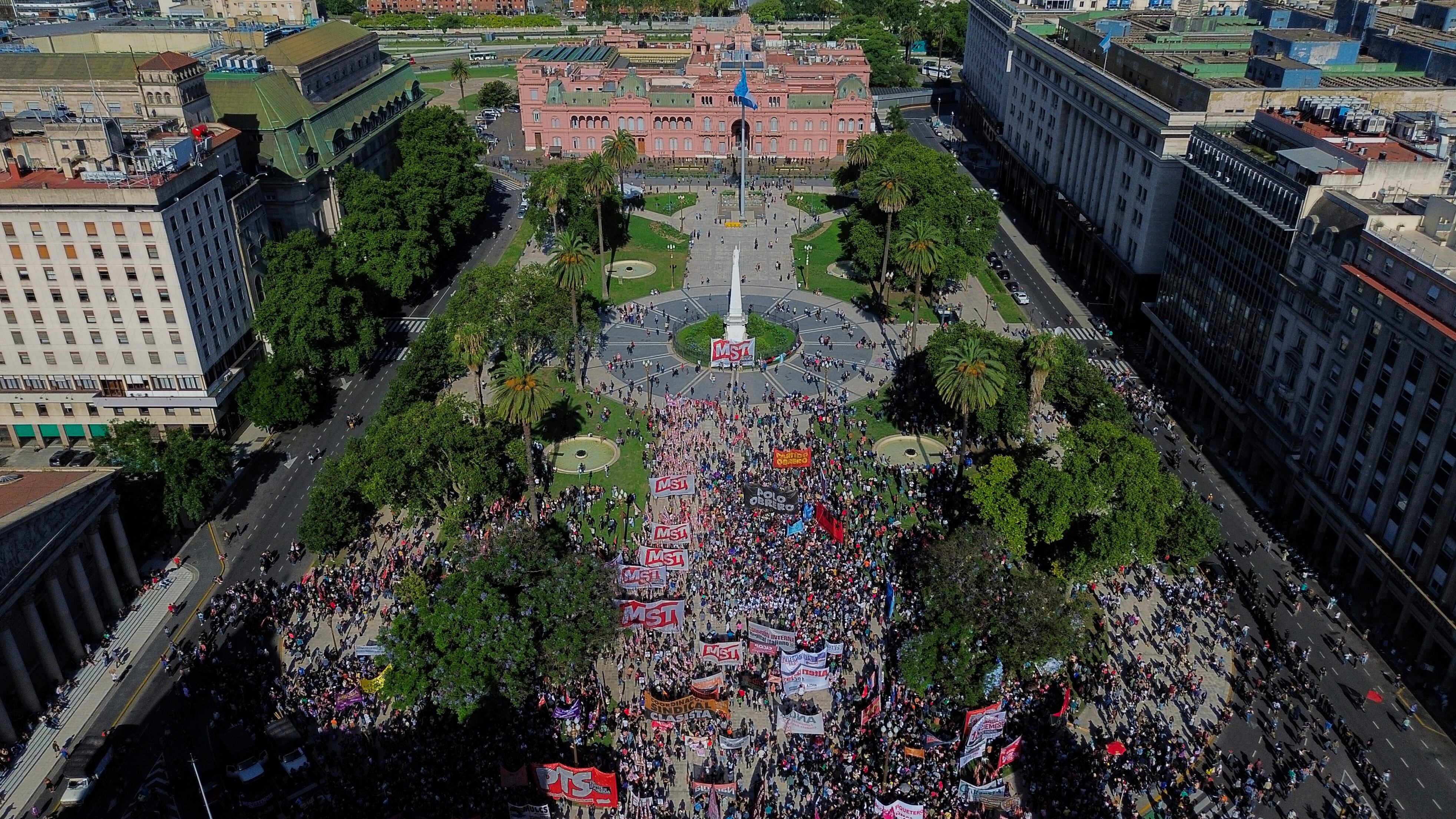 Manifestantes marchan contra las medidas de ajuste económico frente a la casa presidencial en Buenos Aires, Argentina, el miércoles 20 de diciembre de 2023. Días después de asumir el cargo, el presidente de Argentina, Javier Milei, anunció un drástico plan de reducción del gasto y de ajustes que fue rechazado por organizaciones sociales y sindicales. Además, advirtió que se castigarán los cortes de vías en las manifestaciones. (AP Foto/Mario De Fina)