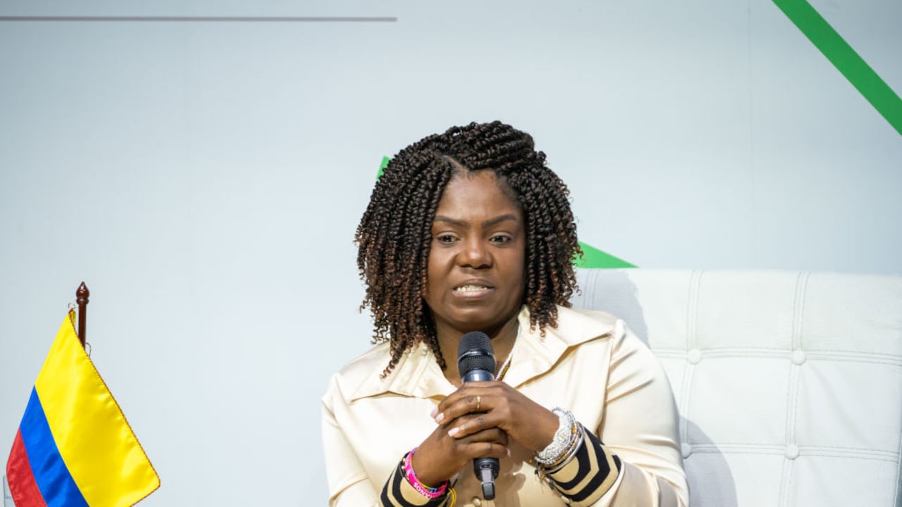 Francia Márquez habla en el escenario durante un foro sobre responsabilidad digital en la Universidad EAN durante una visita a Colombia el 15 de agosto de 2024 en Bogotá, Colombia. (Foto de Diego Cuevas/Getty Images).