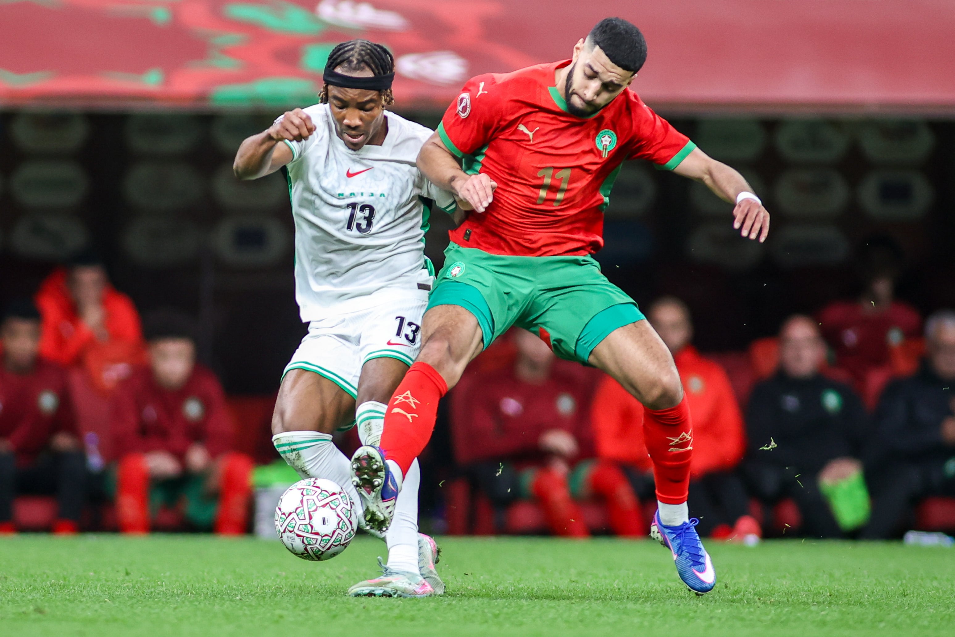Bruno Onyemaechi y Ismael Saibari pelean un balón en las semifinales de la Copa África.
