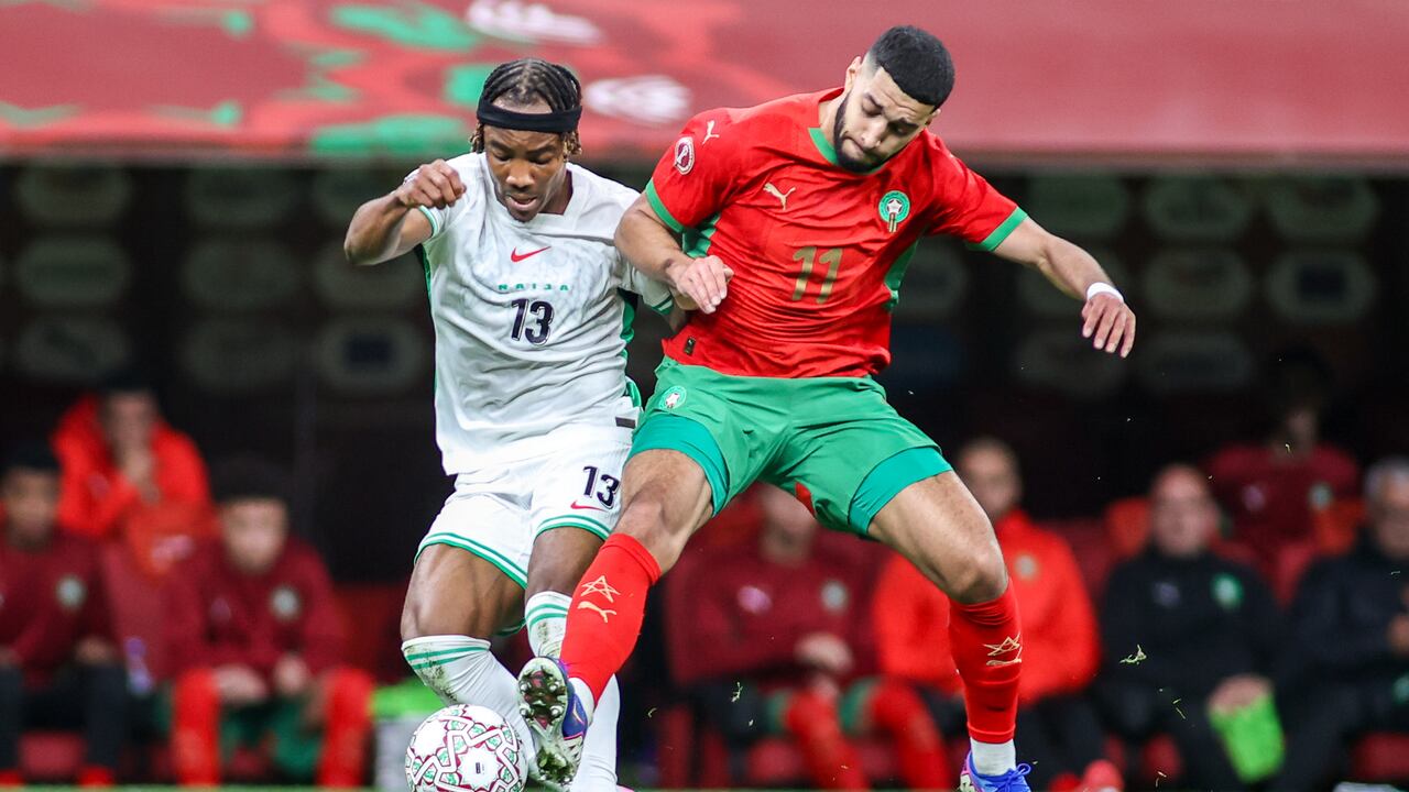 Bruno Onyemaechi y Ismael Saibari pelean un balón en las semifinales de la Copa África.