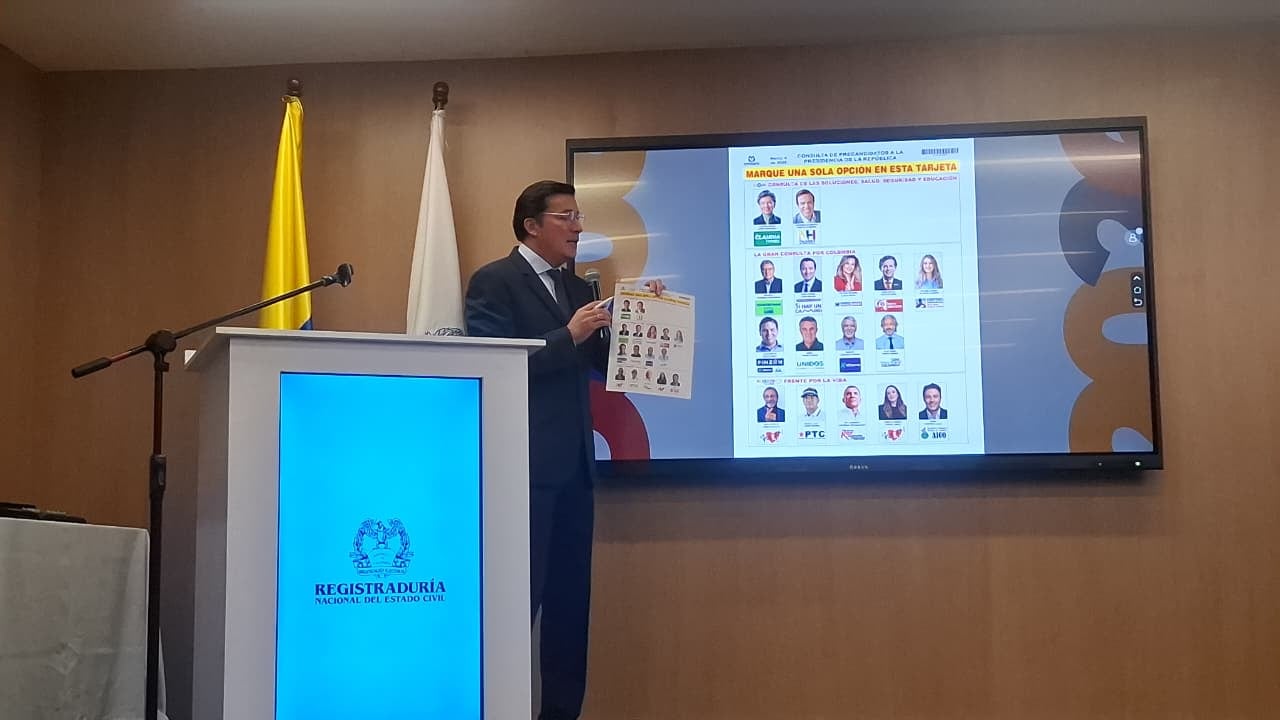 Registrador presenta tarjetón de las consultas para marzo.