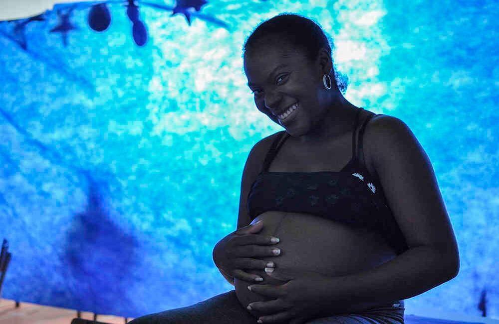 Una madre sonríe después de realizar una ecografía y saber que su hijo esta en perfectas condiciones. Foto: Danilo Canguçu