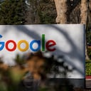 Señalización en la entrada de un edificio en el campus de Google en Mountain View, California, EE. UU., El miércoles 16 de diciembre de 2020. El miércoles, el fiscal general de Texas, Ken Paxton, presentó una demanda antimonopolio contra Google de Alphabet Inc. En su centro hay una afirmación audaz: Google se confabuló con su archirrival Facebook Inc. en un acuerdo ilegal para manipular subastas de publicidad en línea, una industria que dominan las dos empresas. Fotógrafo: David Paul Morris / Bloomberg a través de Getty Images