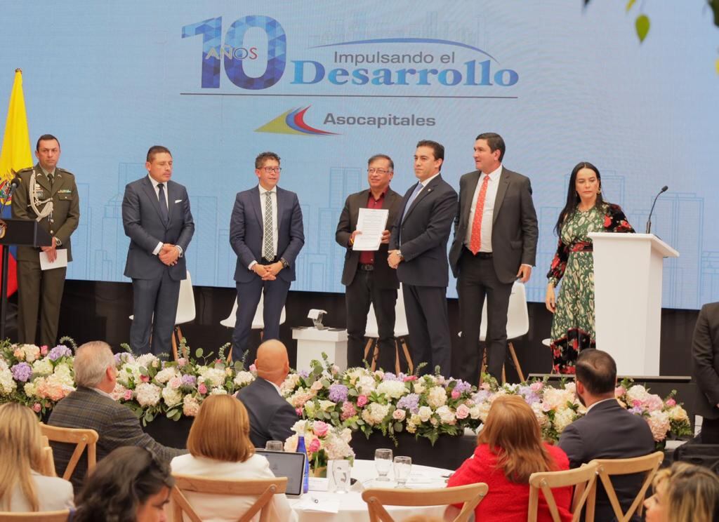 Alexander Vega, registrador nacional, entregándole el calendario electoral al presidente Gustavo Petro.