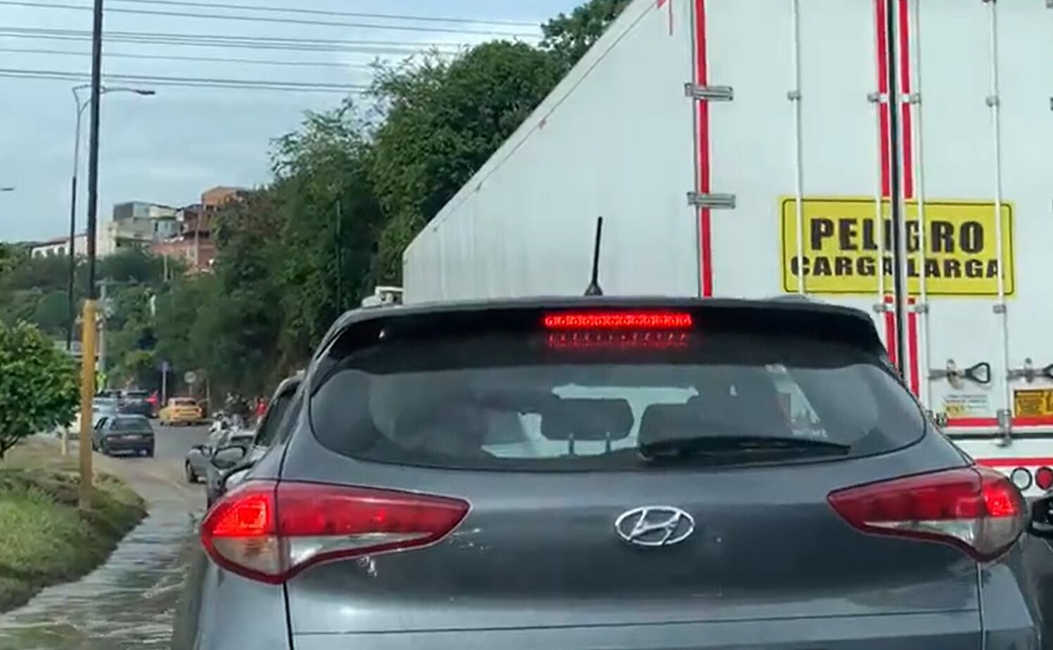 Hasta tres horas duró el trancón en la vía que comunica al aeropuerto Internacional Palonegro.