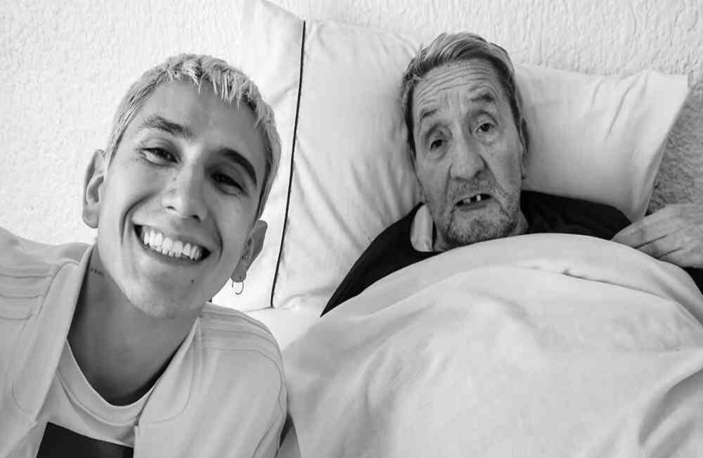 Son las siete de la noche y en la pantalla, los primeros en aparecer son dos de mis tíos; en un par de minutos ya serán tantas pequeñas pantallas que tendría que apretar los ojos. para reconocer a cada una de esas cuarenta personas congregadas: todas elegantes y sobrias, como a él le hubiese gustado vernos, mantienen un gesto disperso. Es el octavo día de novenario en honor a mi abuelo, nos saludamos rápido y empezamos. Será la primera de muchas reuniones familiares por estos días. David Amado-SEMANA