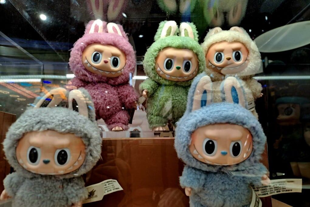 Diferentes versiones de Labubu en colores vibrantes, expuestas en vitrinas de colección
