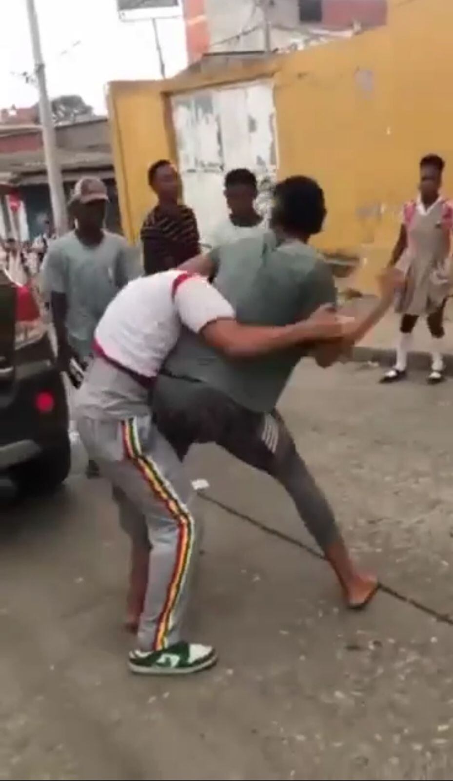 Riña a las afueras de un colegio en Cartagena