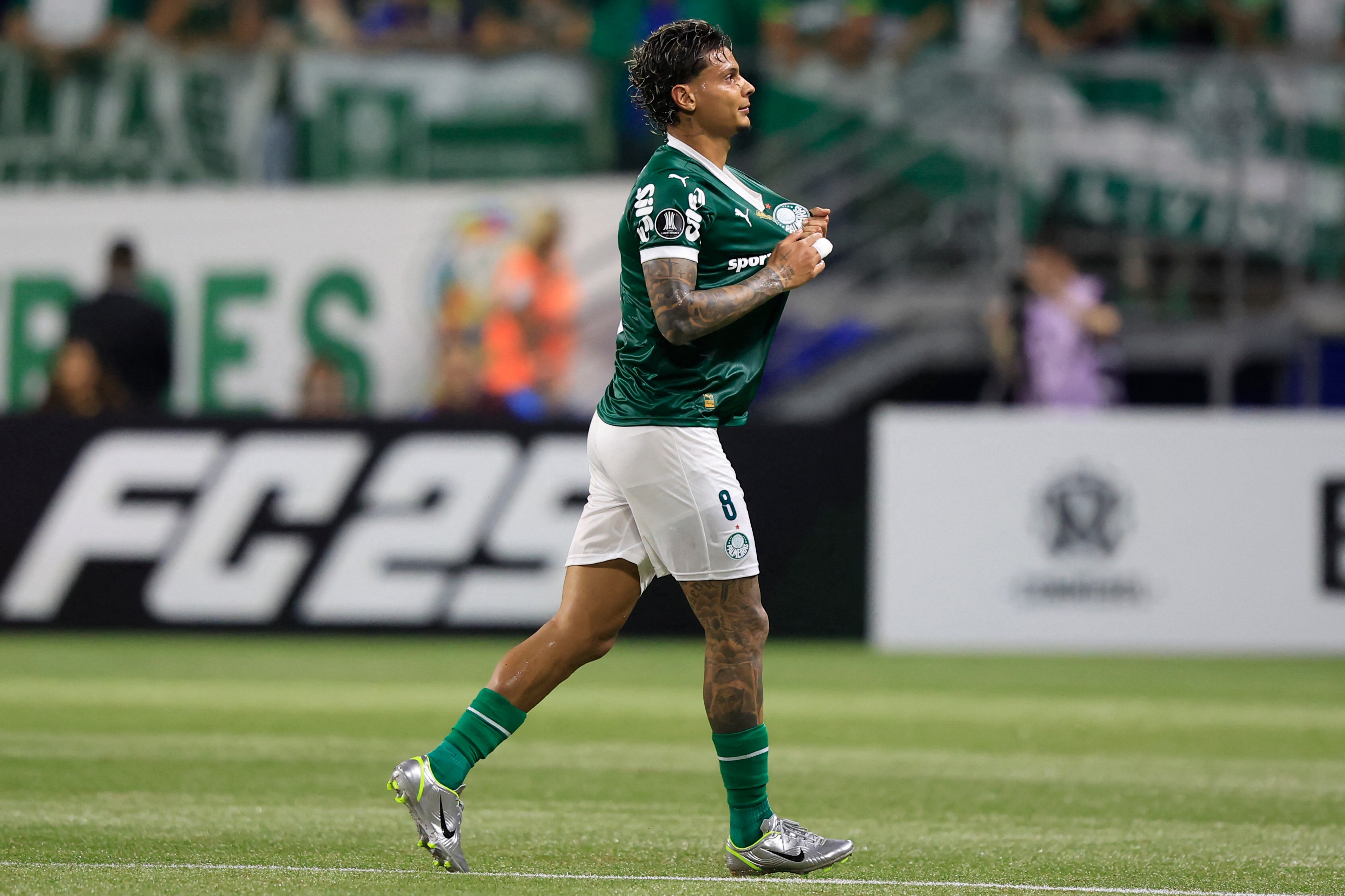 Richard Ríos mostró el escudo de Palmeiras en Copa Libertadores