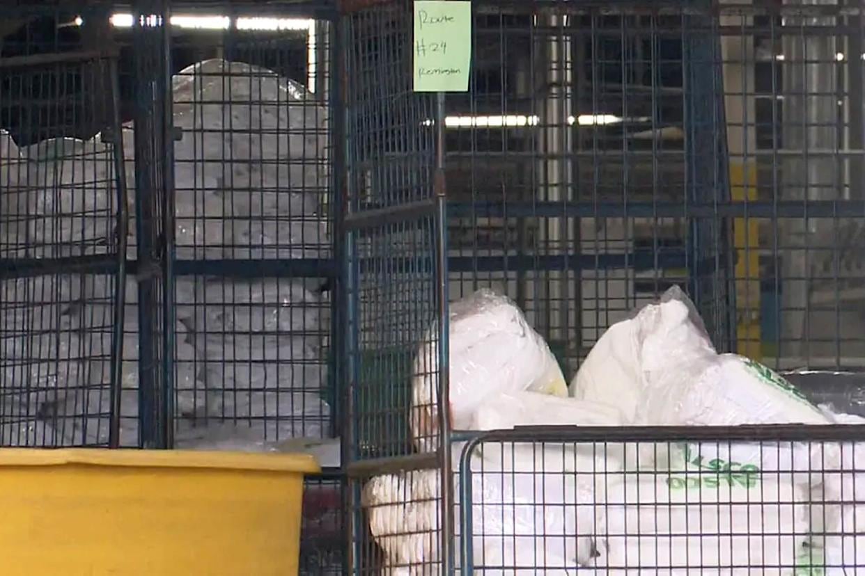 Contenedores de lavandería industrial utilizados para el traslado de ropa hospitalaria, donde fue encontrado el cuerpo del bebé.