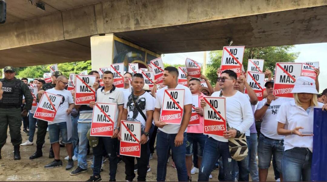 Comerciantes, tenderos y víctimas en general del flagelo de la extorsión marchan en el municipio de Soledad.