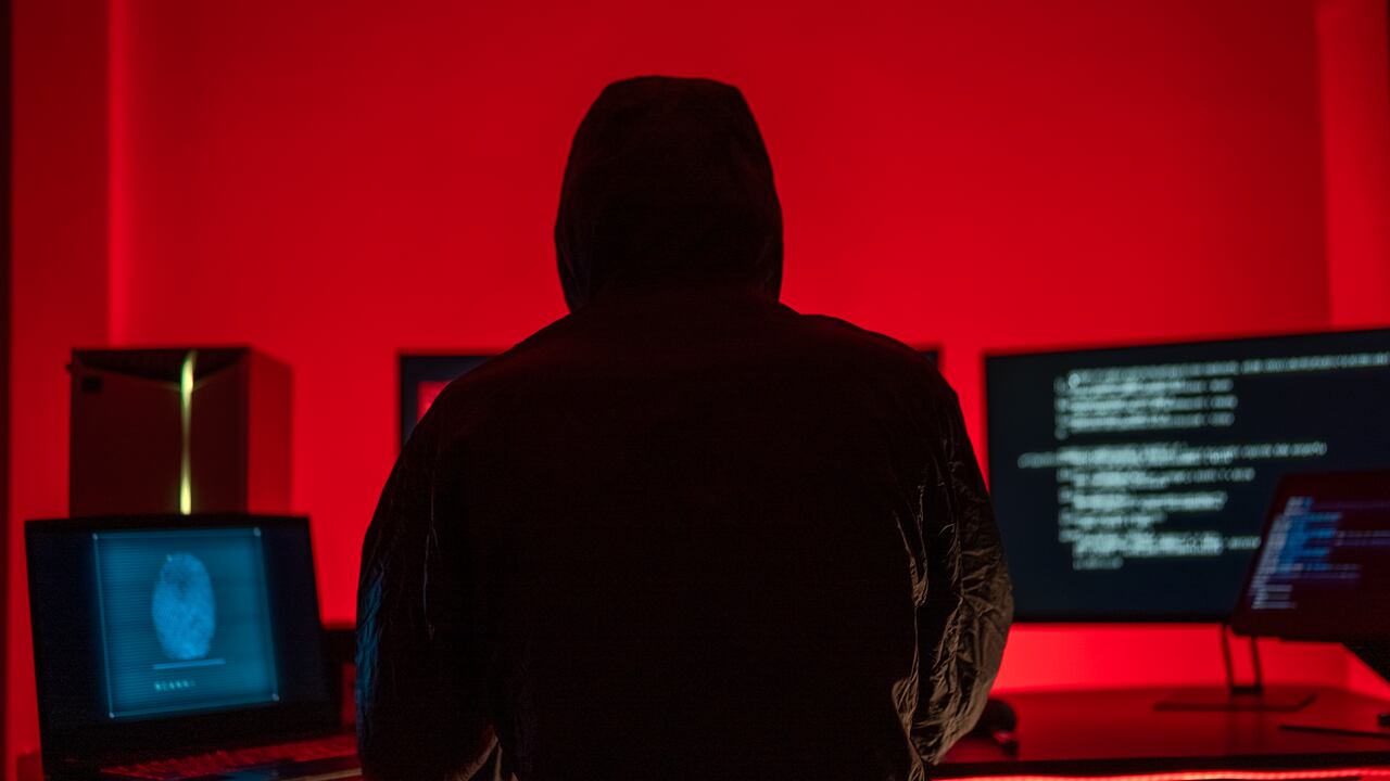 Los piratas informáticos trabajan en secreto en habitaciones secretas, en sistemas de ciberseguridad o en software de ordenador.