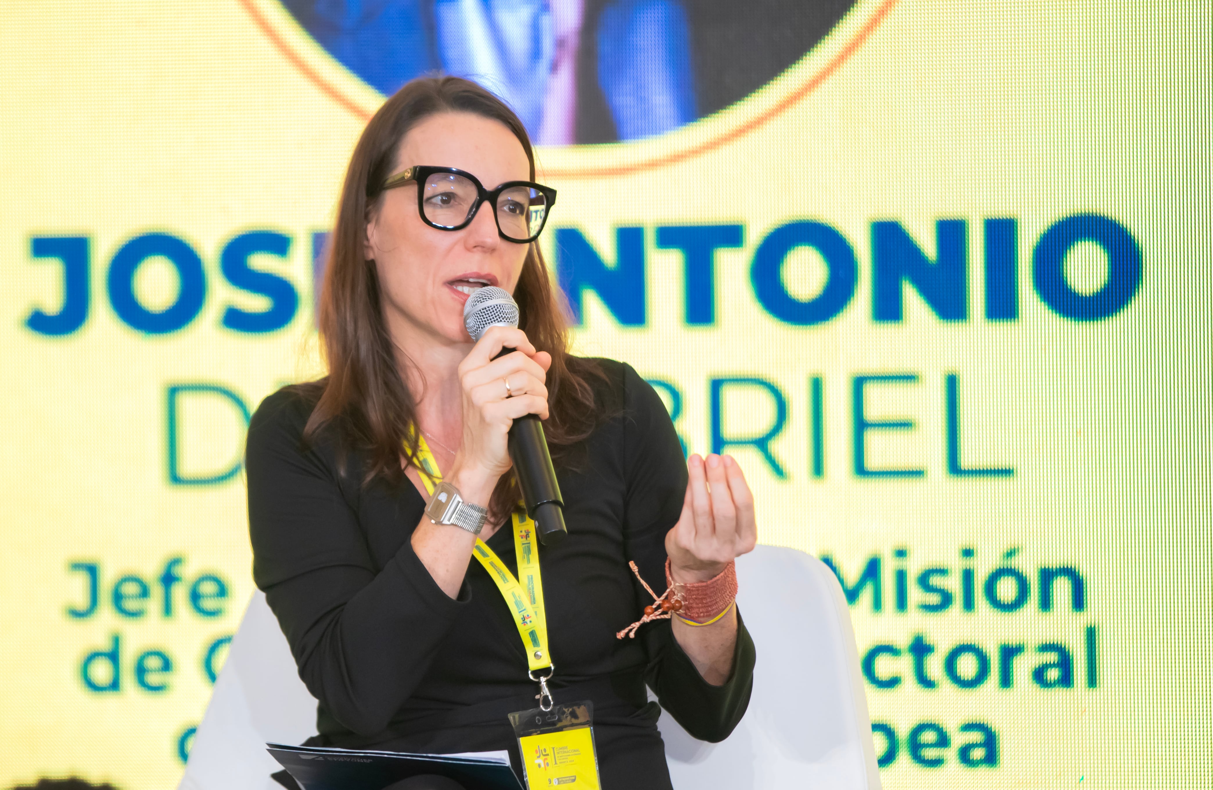 Kristin Wesemann, directora de la Fundación Konrad Adenauer en Colombia, explicó que las instituciones requieren ciudadanos activos y comprometidos para mantenerse vivas, pues el simple diseño constitucional no garantiza su supervivencia. “El voto solo es el inicio de la democracia”, señaló.