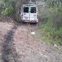 La camioneta tipo vans se salió de la carretera y quedó metida entre arbustos.