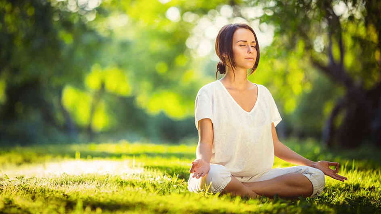 Atrévase a preguntarles a quien más ama y a quienes tiene más cerca, que lo describan con sus defectos y virtudes, revise en qué áreas de su vida debe practicar la higiene espiritual, pues sabio es quien trabaja en sí mismo para procurar el bienestar de quienes lo rodean y así mantenerse imperturbable.