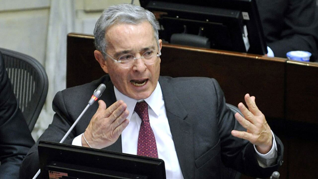 Álvaro Uribe fue citado al debate en el Congreso por paramilitarismo.
