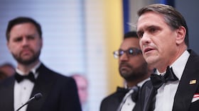 El fiscal general interino, Todd Blanche, habla tras la amenaza durante la cena anual de la Asociación de Corresponsales de la Casa Blanca en Washington.