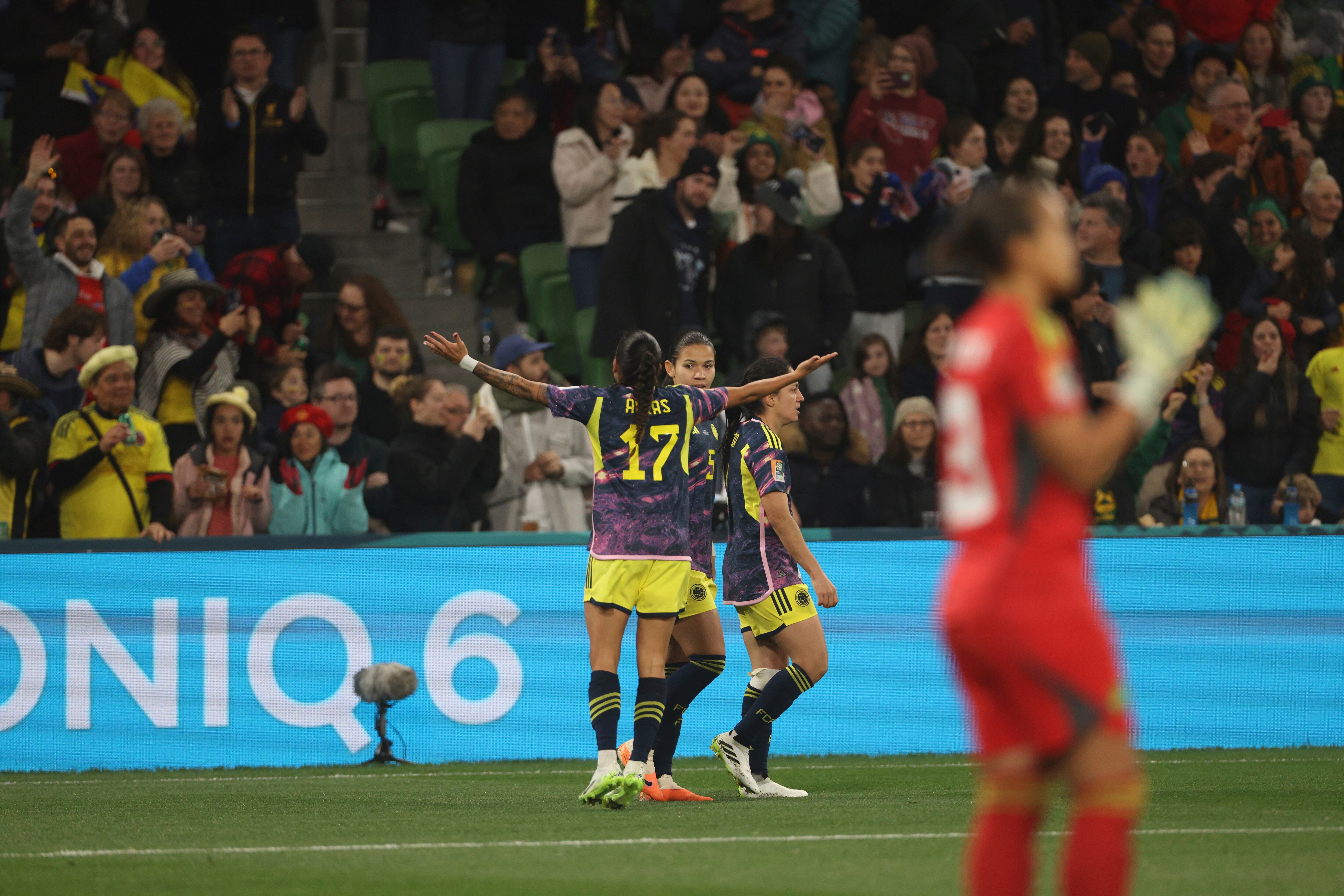 Las jugadoras de Colombia celebran después de que Catalina Usme de Colombia anotó el primer gol de su equipo durante el partido de fútbol de los octavos de final de la Copa Mundial Femenina entre Jamaica y Colombia en Melbourne, Australia, el martes 8 de agosto de 2023. (Foto AP/Hamish Blair)