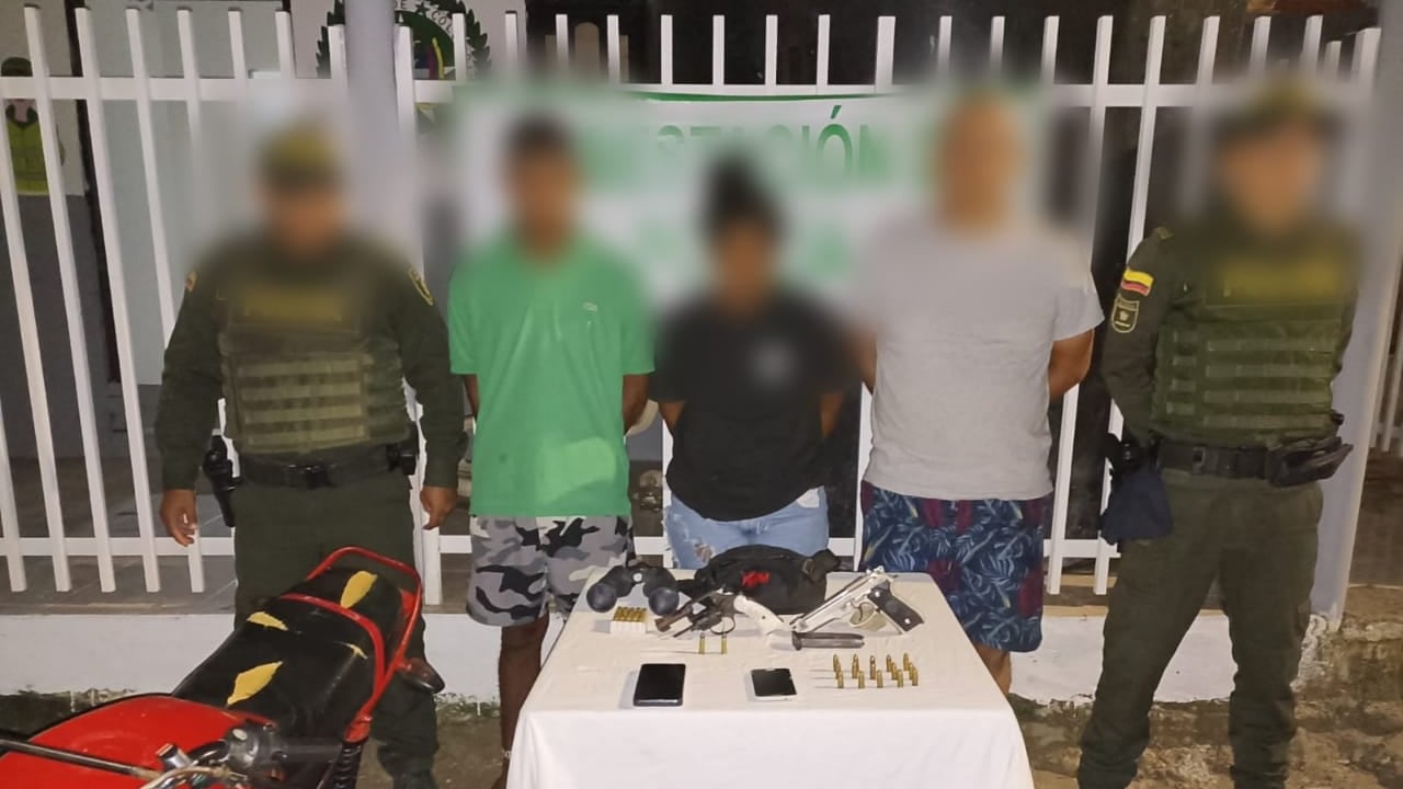 Las autoridades capturaron a tres presuntos integrantes del Clan del Golfo en la Isla de Bocachica, entre ellos dos hombres y una mujer.