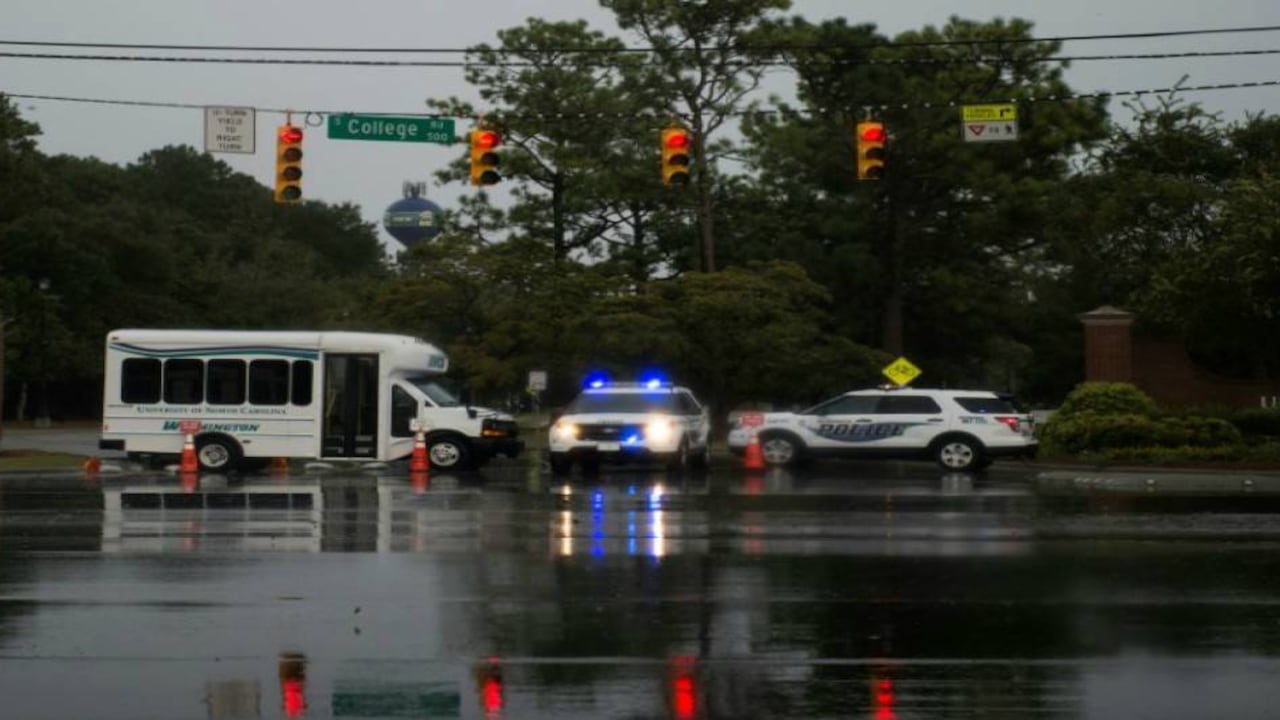La Policía bloquea una ruta en Wilmington, Carolina del Norte, bajo una fuerte lluvia provocada por el huracán Florence. Foto: AFP/ANDREW CABALLERO-REYNOLDS