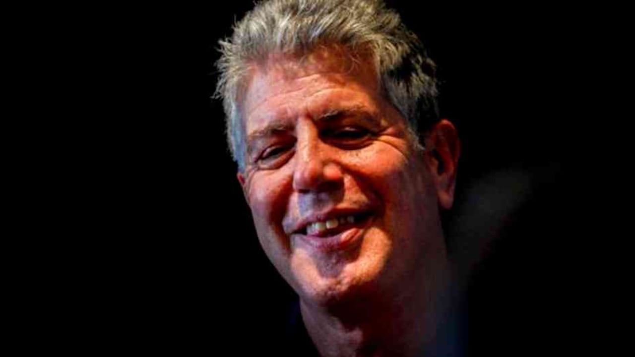 Bourdain era conocido por su estilo irreverente y su espíritu aventurero.
