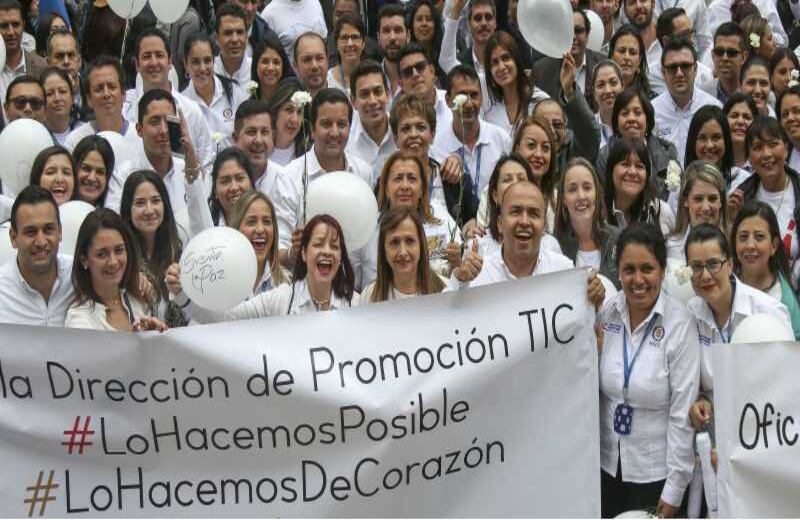 El ministro de las Tic David Luna, lideró la marcha junto al exalcalde de Bogotá, Lucho Garzón. Esteban Vega /SEMANA