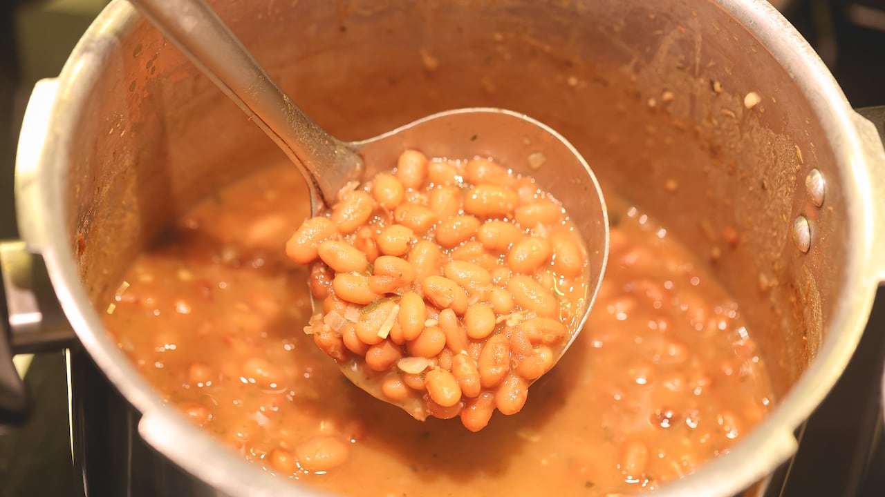 Por lo general, los frijoles se cocinan en la olla a presión.