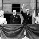 En esta foto de archivo del 8 de mayo de 1945, el primer ministro británico Winston Churchill, centro, se une a la familia real, de izquierda a derecha, la princesa Isabel, la reina Isabel, el rey Jorge VI y la princesa Margarita, en el balcón del Palacio de Buckingham, Londres, Inglaterra. , el día VE. La reina Isabel II, la monarca con el reinado más largo de Gran Bretaña y un símbolo de estabilidad durante gran parte de un siglo turbulento, murió el jueves 8 de septiembre de 2022.
