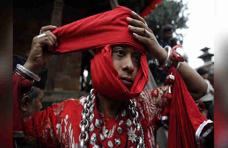 En el octavo día del Festival Indra Jatra miles de seguidores del hinduismo salen en procesiones por las calles de la India.