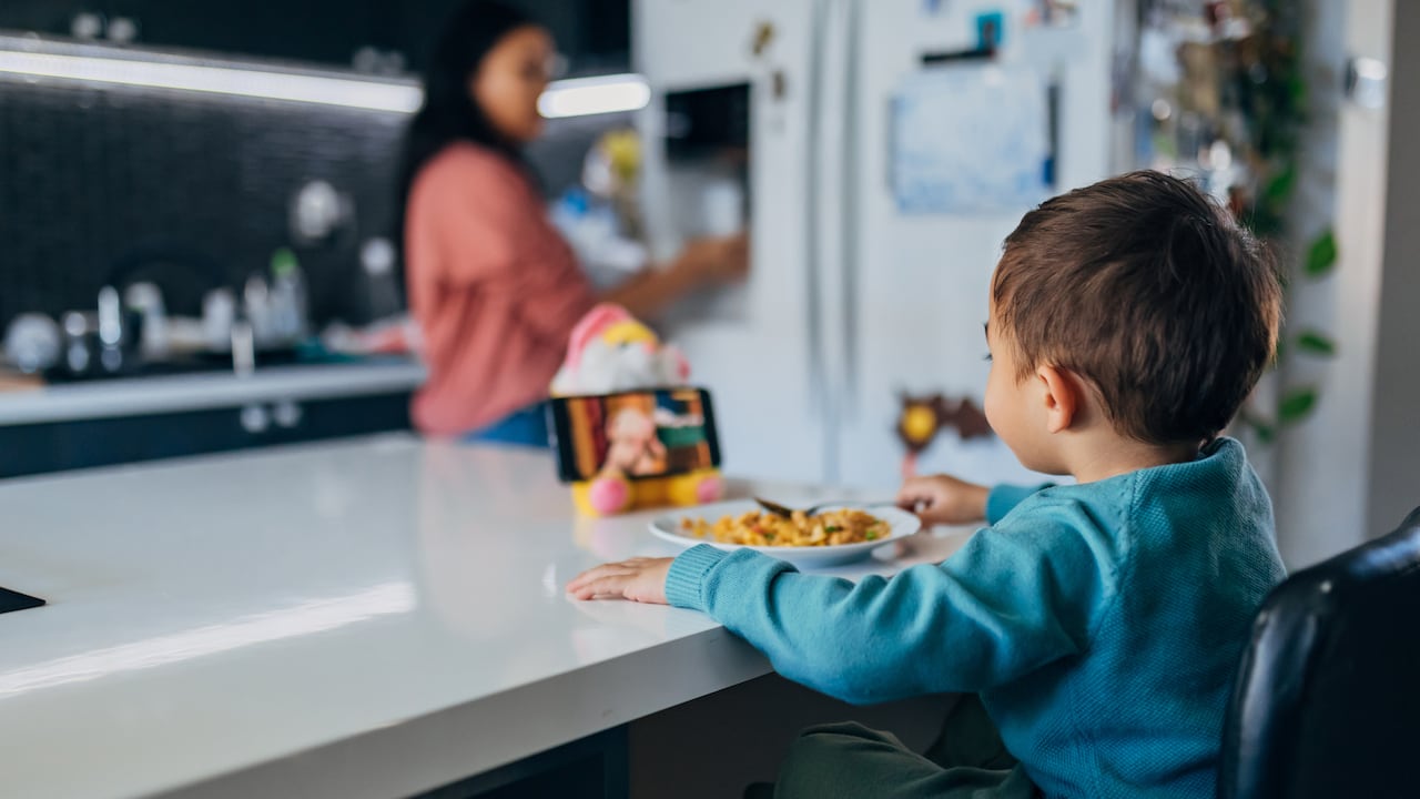 Niños pasan demasiadas horas frente a pantallas: estos son los efectos en su desarrollo.