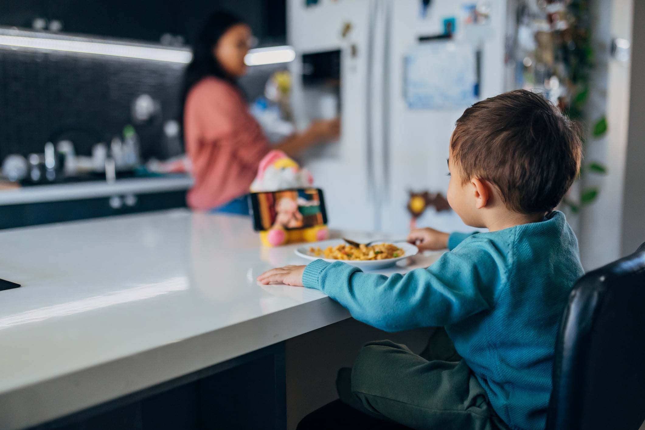 Niños pasan demasiadas horas frente a pantallas: estos son los efectos en su desarrollo.