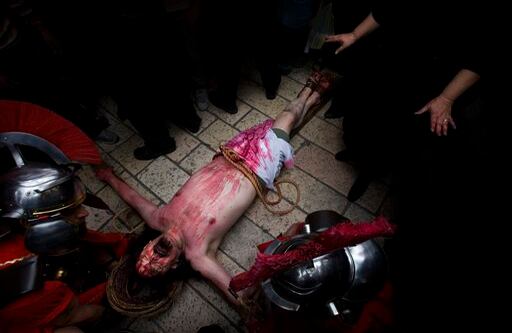 (Jerusalén, Israel) Un actor representa a Jesús en su crucifixión en la Ciudad Antigua de Jerusalén. (AP Photo/Bernat Armangue)