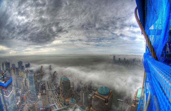 8 de diciembre de 2011. La niebla desde el piso 84 de la Torre Uno. Debajo, el centro de NY y Nueva Jersey.