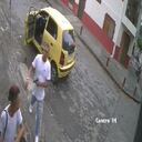 El ladrón se bajó de un taxi y le quitó el bolso a un ciudadano.