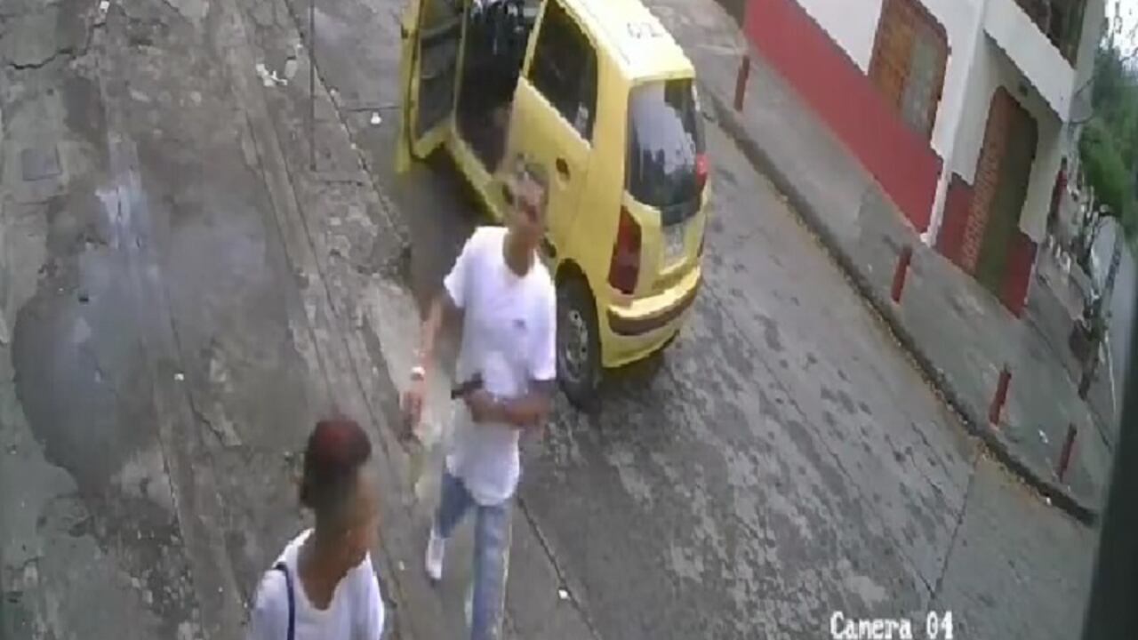 El ladrón se bajó de un taxi y le quitó el bolso a un ciudadano.
