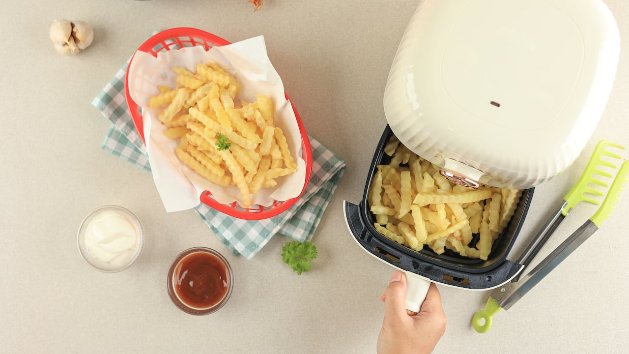 Papas a la francesa en freidora de aire.