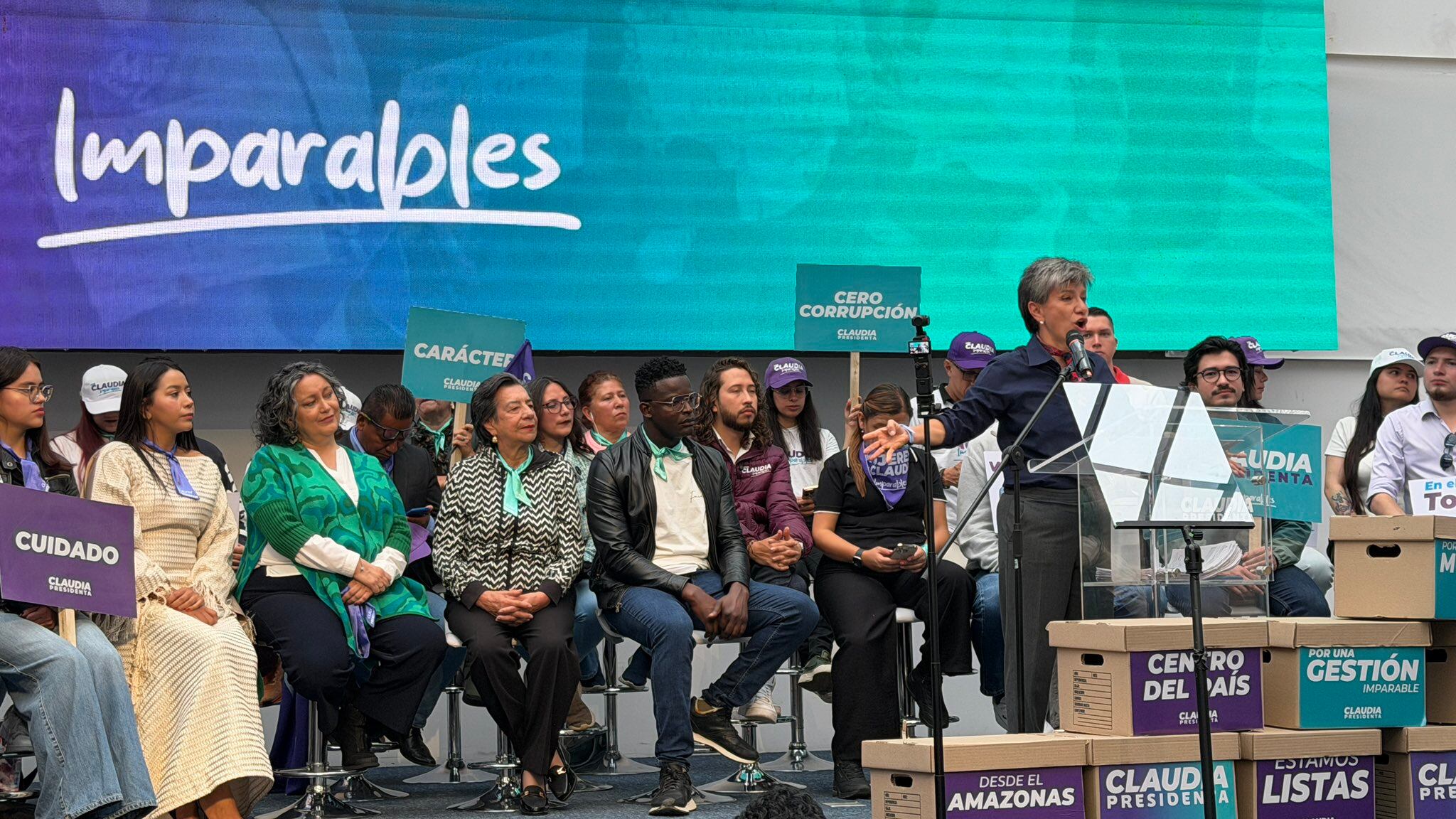 Claudia López entregó sus firmas ante la Registraduría.