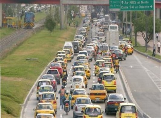 En Colombia, el promedio del viaje de desplazamiento al lugar de trabajo de la casa a la oficina en la mañana es de 37 minutos, aunque el 23% de los trabajadores colombianos tiene que viajar más 45 minutos sólo de ida.