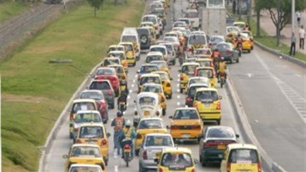 En Colombia, el promedio del viaje de desplazamiento al lugar de trabajo de la casa a la oficina en la mañana es de 37 minutos, aunque el 23% de los trabajadores colombianos tiene que viajar más 45 minutos sólo de ida.