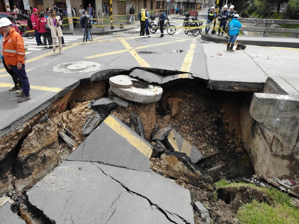Las fuertes lluvias ocasionaron la pérdida de la banca en la carrera 60 con calle 3 en Bogotá.