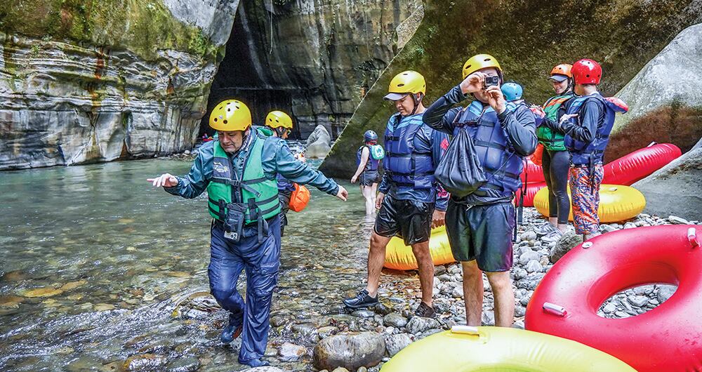 Cada uno acompaña grupos de seis o siete turistas. La experiencia de hacer el recorrido tiene un costo que incluye varias protecciones.