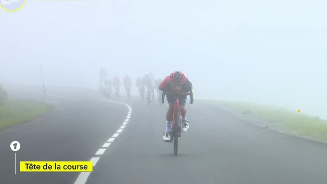 Daniel Martínez, en medio de la niebla, descendiendo tras pasar segundo en el Col de Soudet